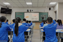 打破传统课堂让老师从讲台前走到了学生